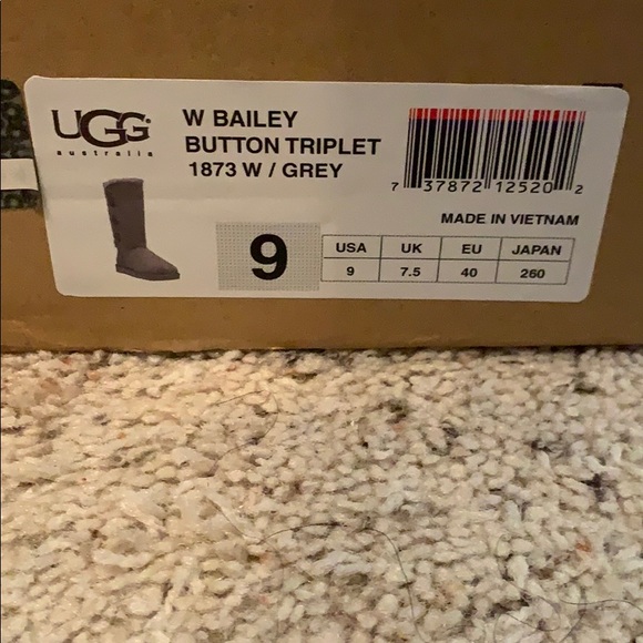 Bailey gray UGG boots - Picture 3 of 3